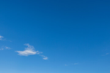 Céu azul com nuvens brancas.