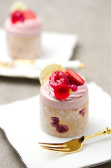 苺とラズベリーの可愛いピンク色のケーキ