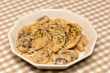 Chicken and mushrooms in the cream sauce