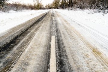 Obraz premium asphalt road in winter. Dividing lines are visible on the roadway, road markings under snow