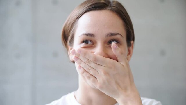 笑顔の女性・正面