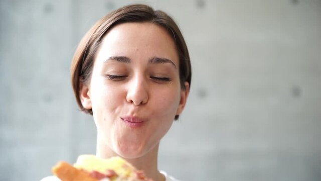 パンを食べる女性（フレンチトースト・ベーコン）