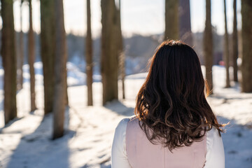女性と雪と自然
