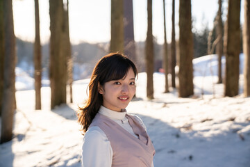 女性と雪と自然