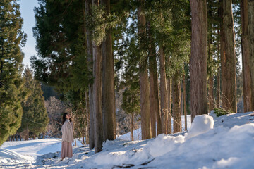 女性と雪と自然