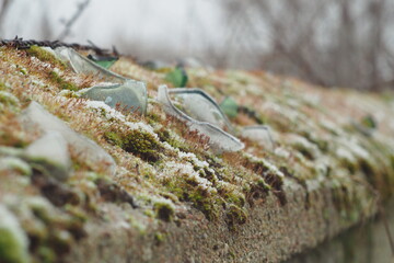 Kamienna płyta z rozbitym szkłem i mchem