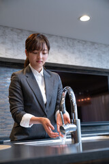 女性と雪と自然