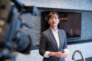 女性と雪と自然