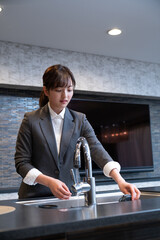 女性とキッチン