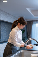 女性とキッチン