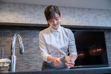 女性とキッチン