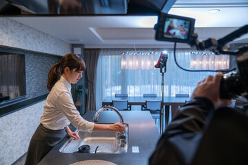 女性とキッチン