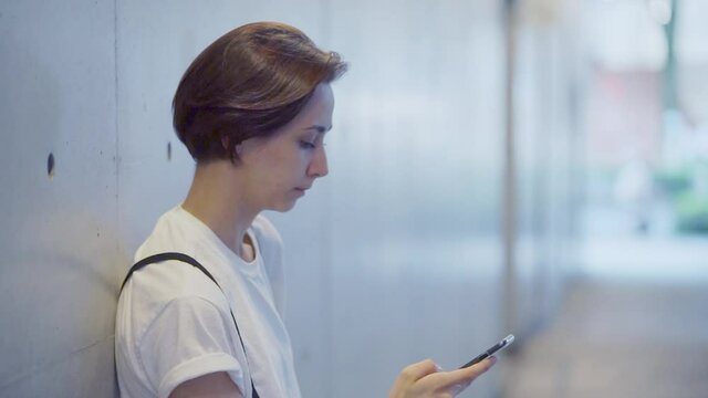 待ち合わせをする男女