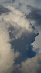 Texture de cumulonimbus aux traits saillants, dans un contexte de traîne active.  De nombreuses averses se succèdent