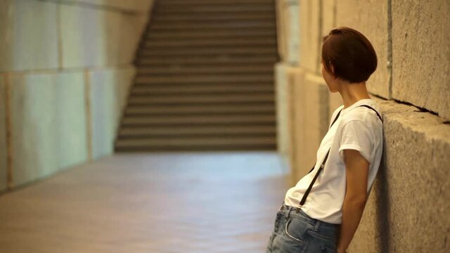 待ち合わせをしている若い女性