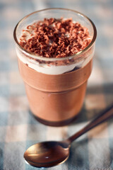 Mousse al cioccolato in bicchiere
