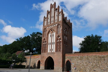 Treptower Tor an der mittelalterlichen Stadtmauer in Neubrandenburg Mecklenburg © Falko Göthel