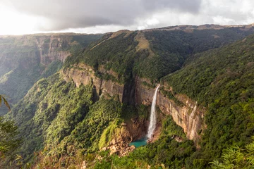 Tuinposter Nohkalikai waterfalls in the green hills of Cherrapunji in Meghalaya © Balaji