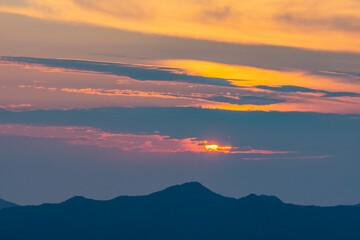 初夏の夕暮れの景色