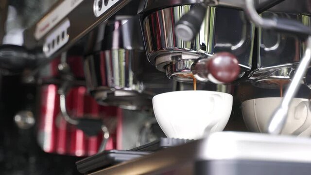 Brewing espresso by coffee blending machine using a modified bottomless portafilter