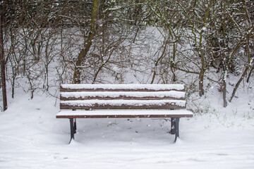 Winterlandschaft mit Schnee und eingeschneiter Bank