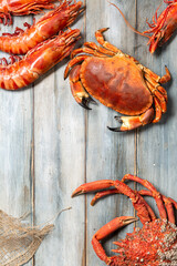 Fruits de mer: araignée de mer, crabe et gambas sauvages sur le fond rustique