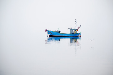 Kuter rybacki na Zatoce Gdańskiej podczas mglistego poranka