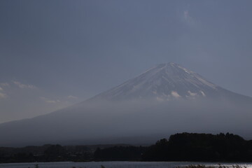 Fototapeta premium Beautiful scenary of Mt. Fuji view from Kawaguchiko lake Japan