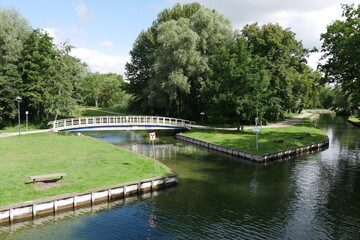 Ölmühlenbach Tollensesee See in Neubrandenburg mit Fußgängerbrücke