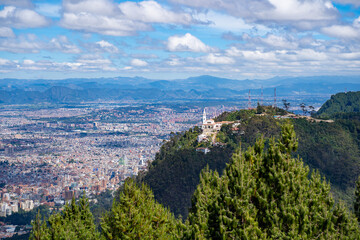 Fototapeta premium Bogota et le Cerro de Monserrate depuis le Cerro de Guadalupe