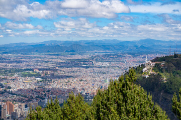 Bogota et le Cerro de Monserrate depuis le Cerro de Guadalupe