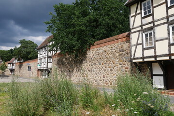 Fototapeta na wymiar Stadtmauer mit Wiekhäusern aus Fachwerk in Neubrandenburg