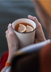 a kubekho inkqubela sits phambi kwexesha ekuseni yi-river kufutshane namanzi kwaye drinks a zinokuphathwa basele iti kunye lemon