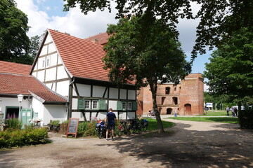 Fototapeta na wymiar Friedländer Tor Stadtmauer Neubrandenburg in Mecklenburg Backsteingotik