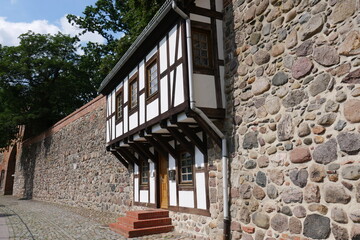 Wiekhaus aus Fachwerk an der Stadtmauer in Neubrandenburg