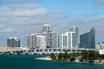Fototapeta na wymiar Miami Skyline And The Landing Airplane