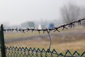 cerco de acero prohibiendo el paso al campo 