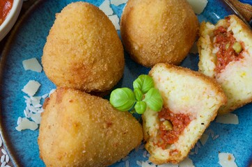 Drei sizilianische Arancini Reisbällchen