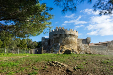 Fototapeta na wymiar Torre della città etrusca di Populonia sul promontorio roccioso del golfo di Baratti