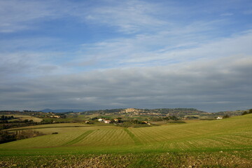 Fototapeta na wymiar Paesaggio agreste toscano con sullo sfondo colline i la cittadina di Casale (Pisa)