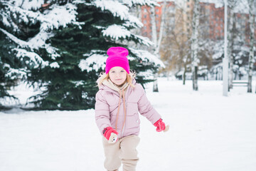 Fototapeta na wymiar Beautiful little girl portrait in winter