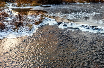 Obraz na płótnie Canvas Fast river with ice in late autumn