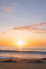 Atardecer en una playa calmada de España. Puesta de sol