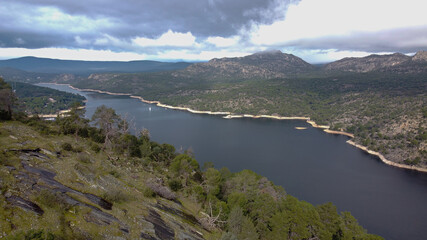 Jezioro krajobraz góry las niebo chmury © Piotr
