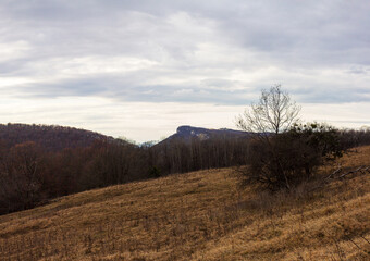 Obraz premium Autumn, the state of the weather before the onset of winter, a cloudy day in the mountains.