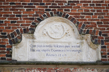 Alte lateinische Inschrift an der Fassade eines  Gebäudes. Haus mit anno 1569