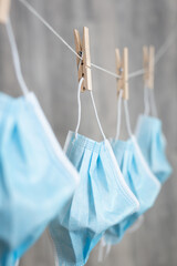 aufgeh&auml;ngte OP-Masken, Mund-Nasen-Schutz, vor einer Holzwand