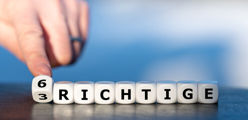 Hand dreht Würfel und ändert den Ausdruck 