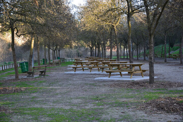 Zona de picnic desierta por confinamiento.
