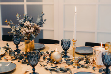 Table setting in blue and gold colors.